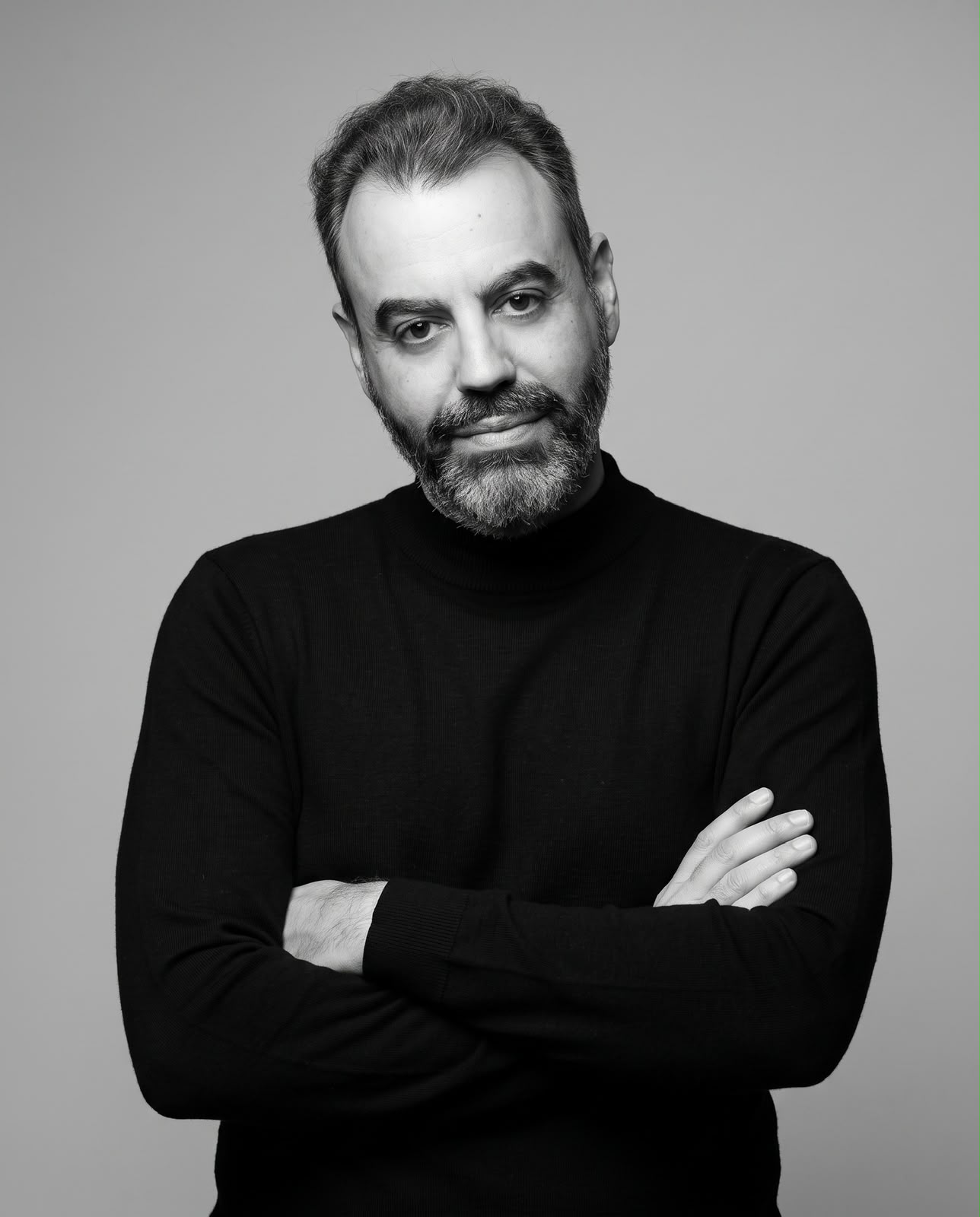 Retrato em preto e branco de Ériko Haas Fonseca, de braços cruzados